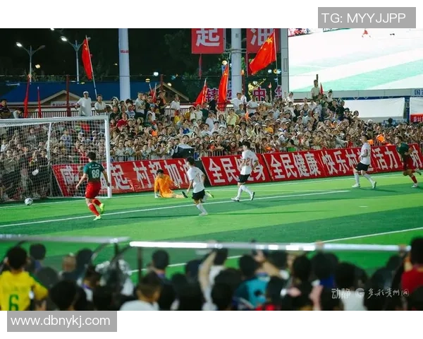 足球场上高抬腿如风奔跑的球星们展现速度与力量的完美结合