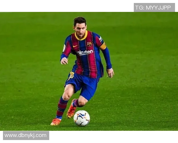 足球球星带娃逛街瞬间曝光 育儿生活尽显温馨与亲和力