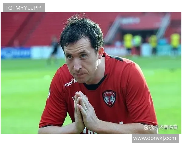 银白色头发足球明星展现非凡魅力与独特个性引领潮流风尚